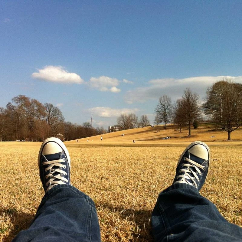 Cocktail Shaker, KITESSENSU 24oz Drink Shaker with Bartender Strainer, Measuring Jigger, Bar Mixing Spoon, Cocktail Recipe Guide, Professional Drink Mixer Set for Beginners, Silver